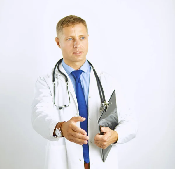 Giovane medico in cappotto bianco con uno stetoscopio saluta tendendo la mano — Foto Stock