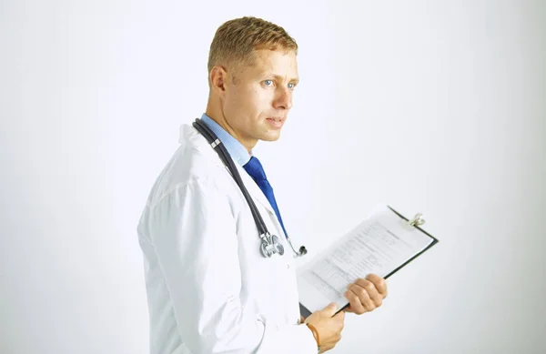 Giovane medico fiducioso in un cappotto bianco con uno stetoscopio — Foto Stock