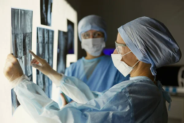 Due donne mediche che guardano le radiografie in un ospedale — Foto Stock