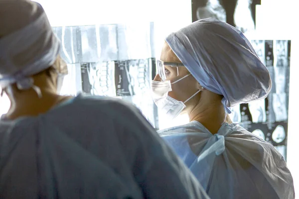 Due donne mediche che guardano le radiografie in un ospedale — Foto Stock