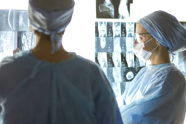 Due donne mediche che guardano le radiografie in un ospedale — Foto Stock