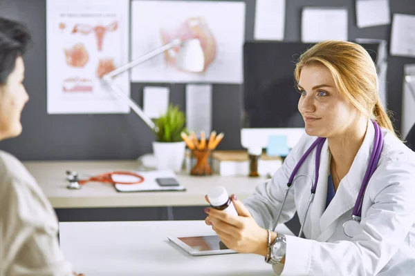 Junge Ärztin nimmt Patientin ins Büro — Stockfoto