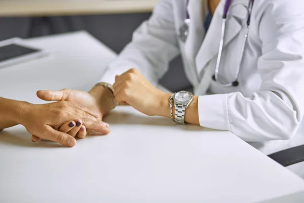 Mujer médico calma paciente y toma de la mano — Foto de Stock