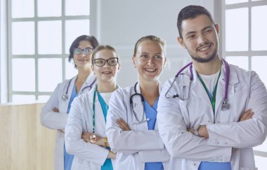 Doktorlar ve hemşireler hastanede gülümseyen