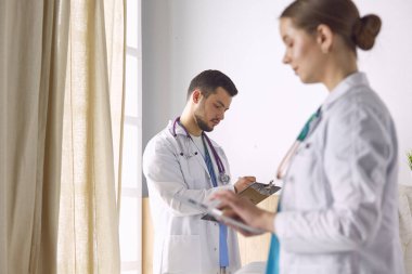 Doktor, arka planda bir grup hastada