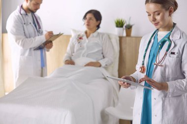 Doktor, arka planda bir grup hastada