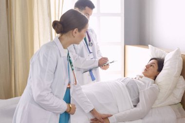 Doktor, arka planda bir grup hastada