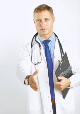 Steteskopla elini uzatan beyaz önlüklü genç doktor.