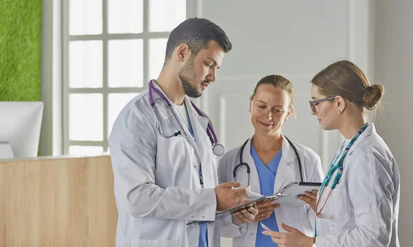 Gruppo di operatori medici ritratto in ospedale — Foto Stock