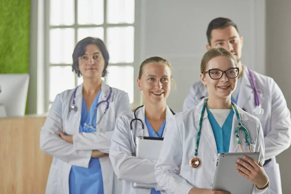 Skupina zdravotníci portrét v nemocnici — Stock fotografie