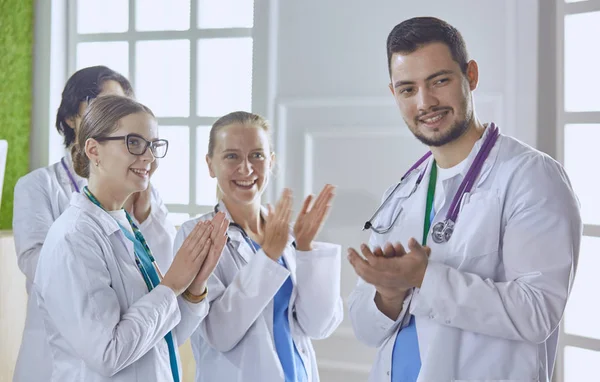 Šťastný lékařský tým složený z mužských a ženských lékařů se široce usmívá a dává palec nahoru úspěchu a naděje — Stock fotografie