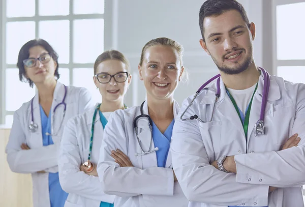 Squadra sorridente di medici e infermieri in ospedale — Foto Stock