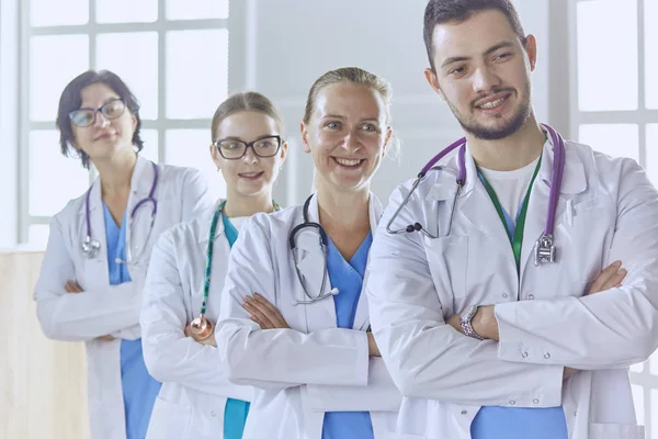 Équipe souriante de médecins et d'infirmières à l'hôpital — Photo