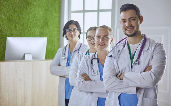 Squadra sorridente di medici e infermieri in ospedale — Foto Stock