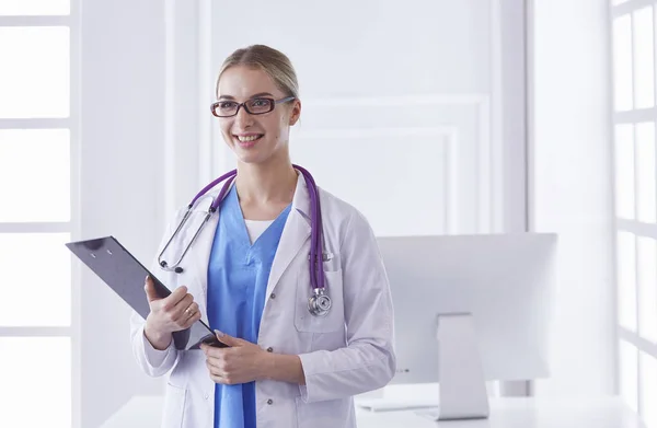 Portrait d'un jeune médecin souriant heureux dans un casque au bureau — Photo