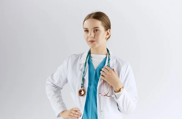 Γυναίκα γιατρός με στηθοσκόπιο στέκεται στο γραφείο — Φωτογραφία Αρχείου