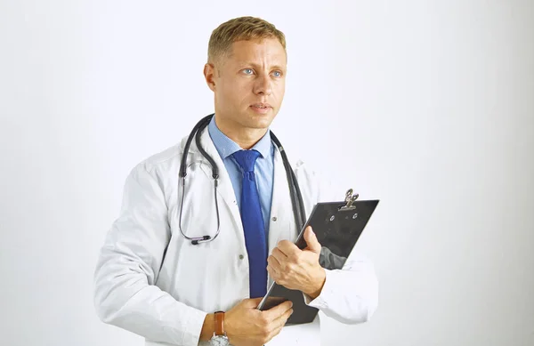 Jonge zelfverzekerde arts in een witte vacht met stethoscoop — Stockfoto