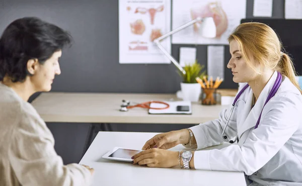 Junge Ärztin nimmt Patientin ins Büro — Stockfoto