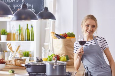 güzel bir kadın mutfakta şarap kırmızı içme
