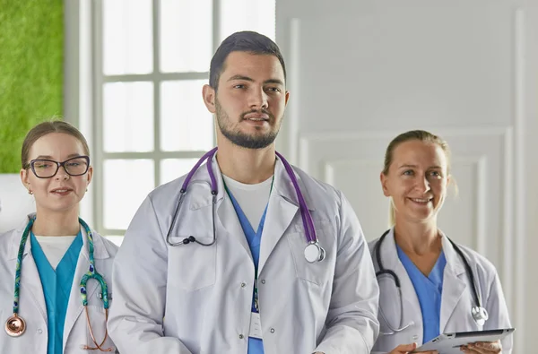 Portrett av gruppen av smilende sykehuskolleger som står sammen – stockfoto