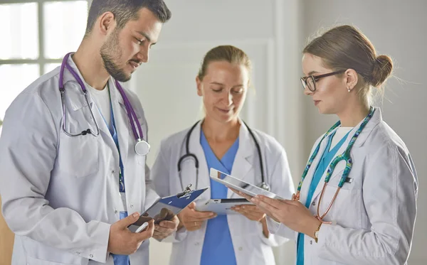 Gruppo di operatori medici ritratto in ospedale — Foto Stock