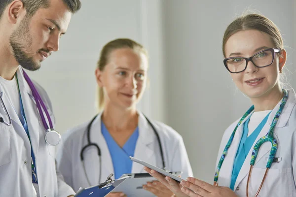 Gruppo di operatori medici ritratto in ospedale — Foto Stock