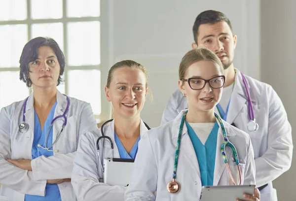 Grupa pracowników medycznych portret w szpitalu — Zdjęcie stockowe