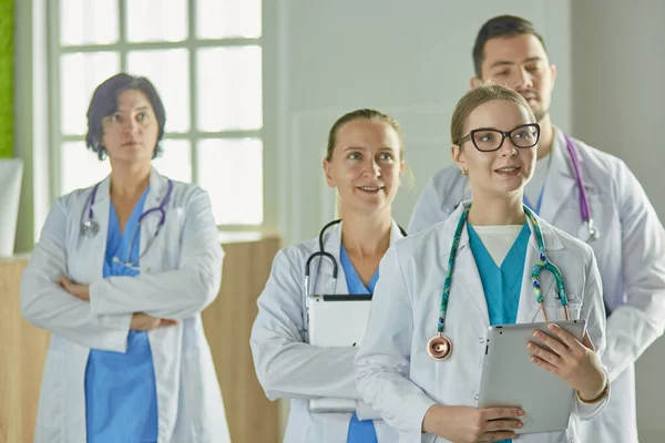 Gruppo di operatori medici ritratto in ospedale — Foto Stock