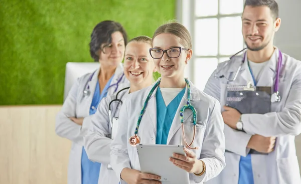 Gruppo di operatori medici ritratto in ospedale — Foto Stock