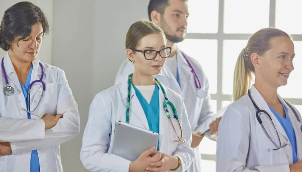 Gruppo di operatori medici ritratto in ospedale — Foto Stock