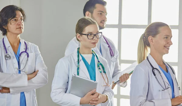 Groupe de travailleurs médicaux portrait à l'hôpital — Photo