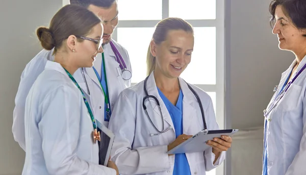 Gruppo di operatori medici ritratto in ospedale — Foto Stock