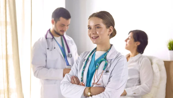 Pacient se skupinou lékařů na pozadí — Stock fotografie