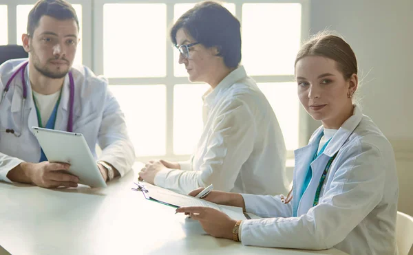 Mladý doktor mluví s pacientem v kanceláři — Stock fotografie