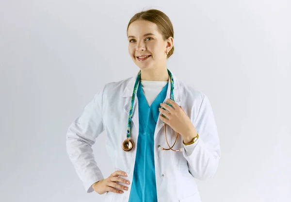 Woman doctor with stethoscope standing in the office — Stock Photo, Image