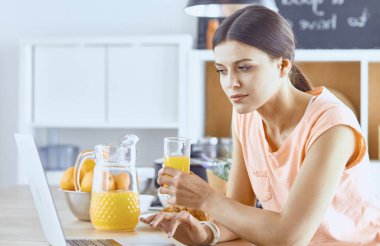 Cep telefonu görünümlü ve cam tutan gülümseyen güzel kadın