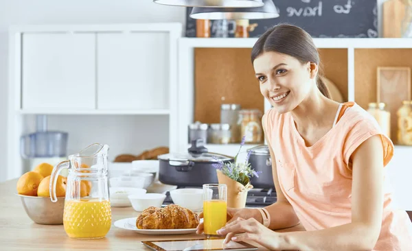 Cep telefonu görünümlü ve cam tutan gülümseyen güzel kadın