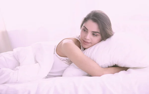 Krásná mladá žena ráno na výsluní v posteli. Krásné — Stock fotografie