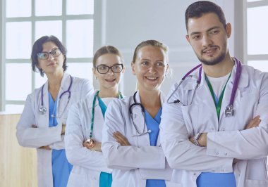 Doktorlar ve hemşireler hastanede gülümseyen
