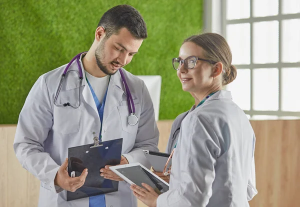 Gruppo di operatori medici ritratto in ospedale — Foto Stock