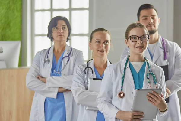 Gruppo di operatori medici ritratto in ospedale — Foto Stock