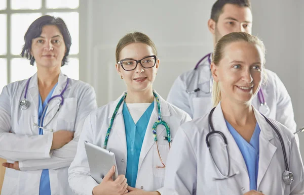 Gruppo di operatori medici ritratto in ospedale — Foto Stock