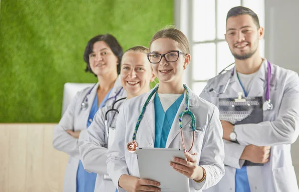 Gruppo di operatori medici ritratto in ospedale — Foto Stock