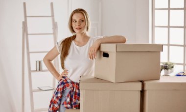 Doktor, arka planda bir grup hastada