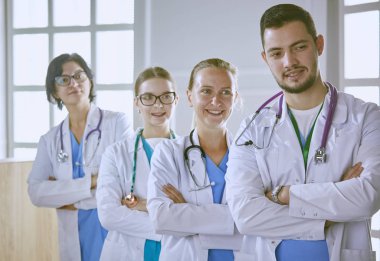 Doktorlar ve hemşireler hastanede gülümseyen