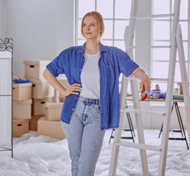 Genç doktor ofiste bir hastayla konuşuyor.