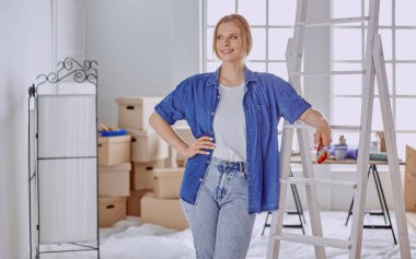 Genç doktor ofiste bir hastayla konuşuyor.