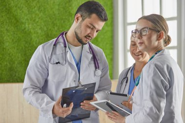 Doktor, arka planda bir grup hastada