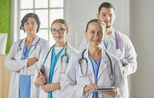 Gruppo di operatori medici ritratto in ospedale — Foto Stock