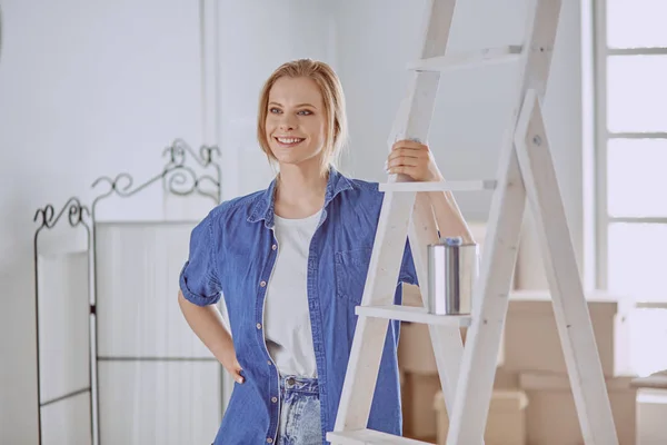 Donna medico con stetoscopio in piedi in ufficio — Foto Stock